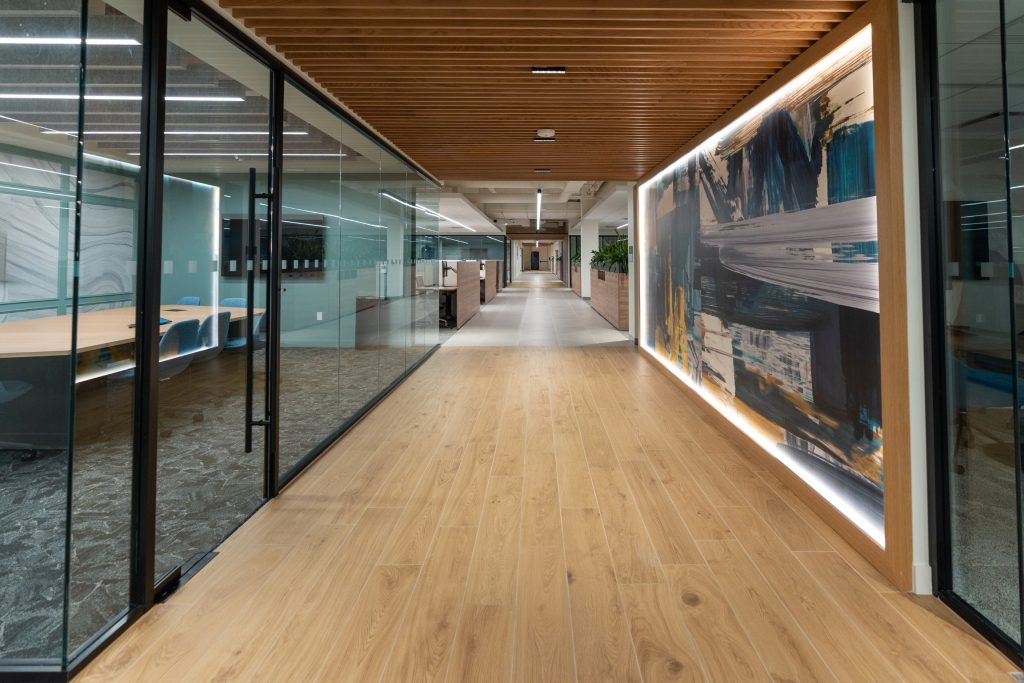 VETRO Series with wood ceiling system helps manage sound privacy.