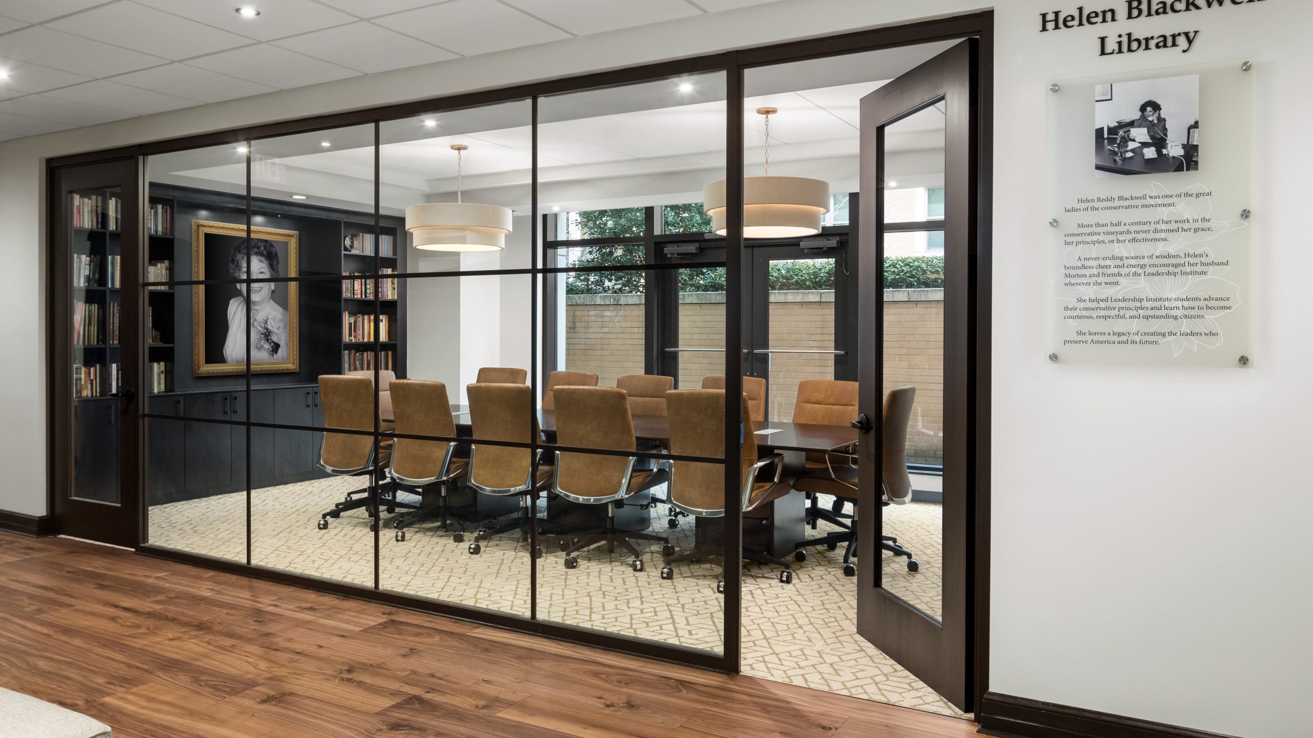 MetroWall's VETRO Series with 38 STC rating in conference room.